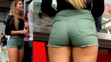 sexy candid blonde ass